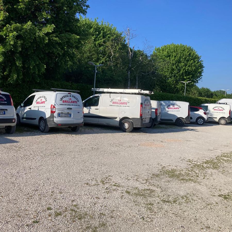 Lavoratrice che passa col mocio