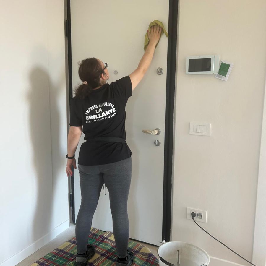 Donna adetta alle pulizie